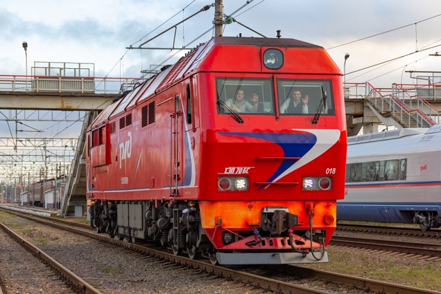 Тепловоз ТЭП70БС-018
Новгородская область, станция Окул?...