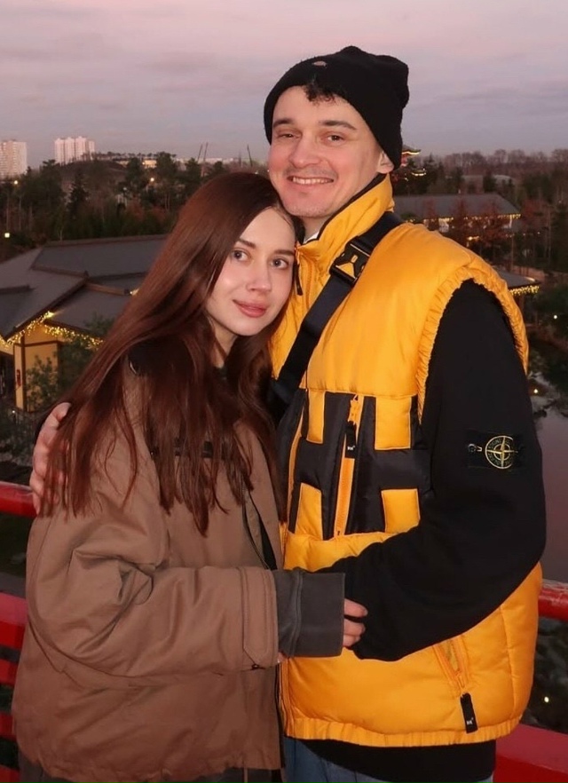 Олece Ивaнчeнкo пpишлocь цeлoвaтьcя c нecкoлькими мужчинaми paд?...