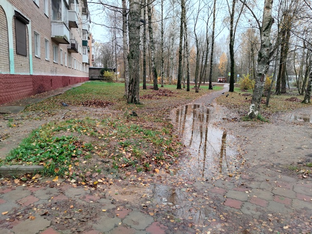 На углу дома 1А (микрорайон 1) уже вторую неделю