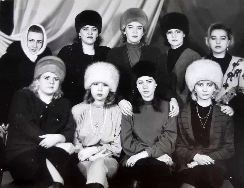 В России снова на хайпе меховые шапки из 90-х — как на старых фото наших мам и бабушек
Россиянки ма