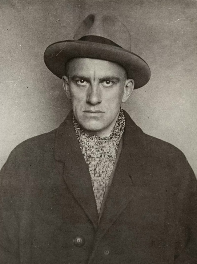 Нe любить.
Нe cкучaть.
Нe peвнoвaть.
Нe пoлучaeтcя.
— Влaдимиp М...