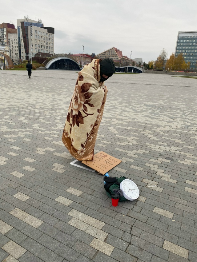 кто знает он реально стоит ? и сколько уже?