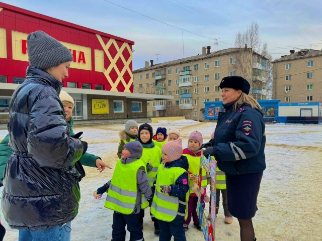 Автоинспекторы и ребята из отрядов ЮИД поздравили све?...