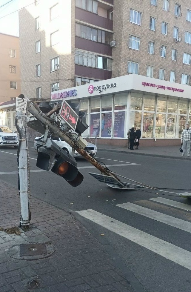 🚦В центре Курска неожиданно приуныл светофор
Судя п?...