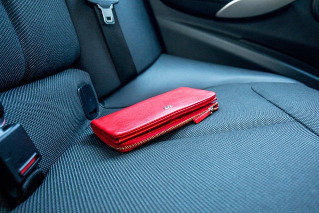 В Сочи таксист присвоил забытый пассажиркой кошелек с ...