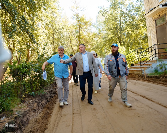 На территории больничного городка продолжается ремон?...