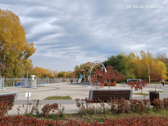 Несмотря на пасмурный октябрьский день четверга. ?
...