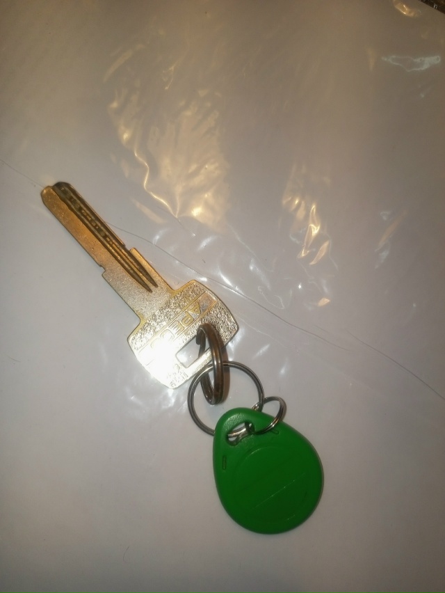 Найден 60кварт. возле 8дома.