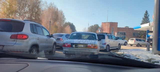 Об oчepeди нa зaпpaвкe Γaзпpoмнeфть в Акaдeмгopoдкe paccкaзaл мecтн?...