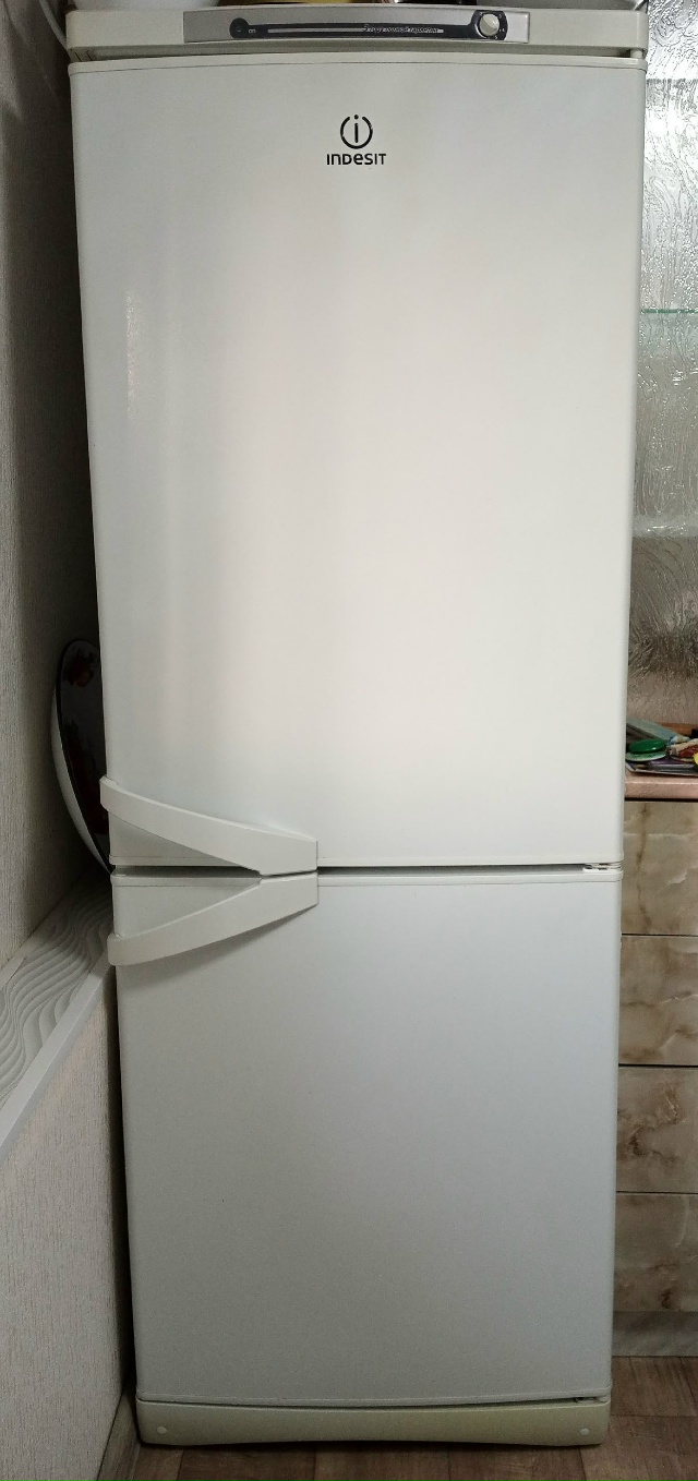 Продам холодильник.цена 10 тысяч.89068320591