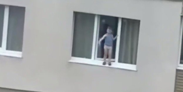 Где родители ребенка?
4-летний мальчик стоял в окне 9 эт...