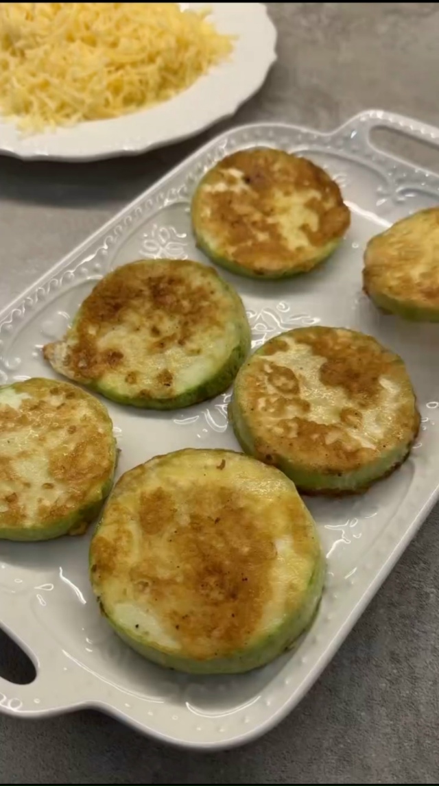 Обалденно вкусные кабачки в кляре с помидором и сыром -...