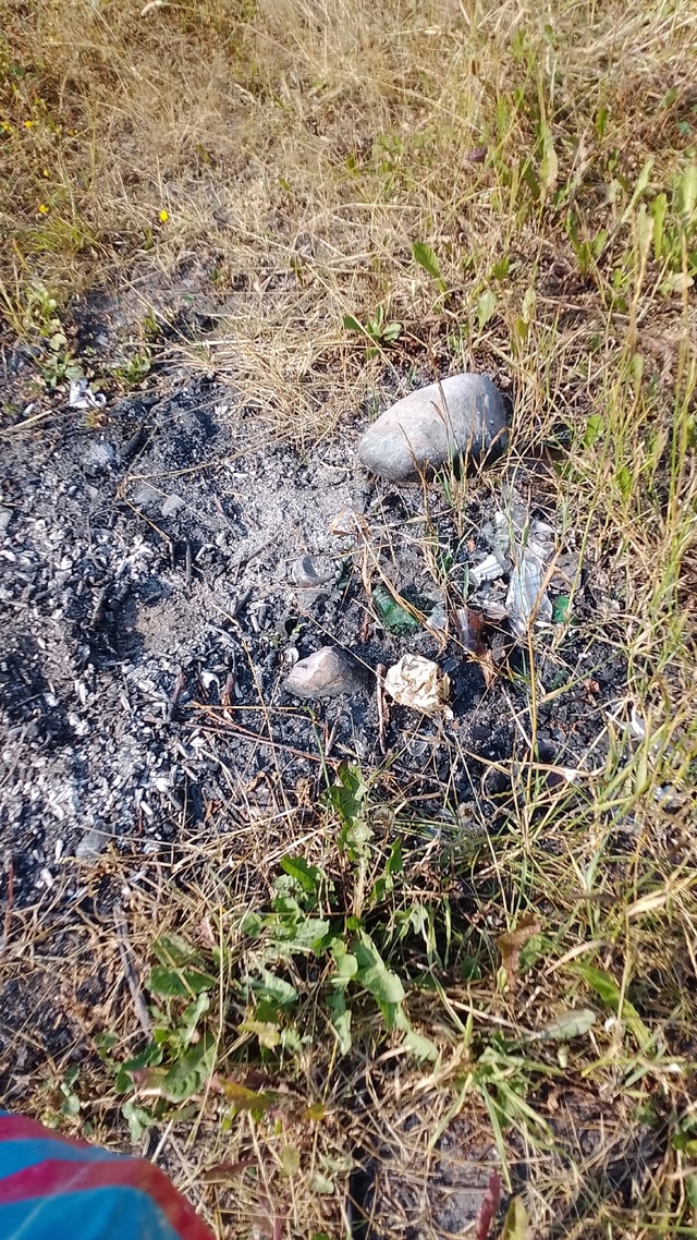 Узнали себя??????? ,вас видно с другого берега по камере м?...