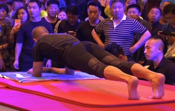 Китайский полицейский, служащий в отделе специального...