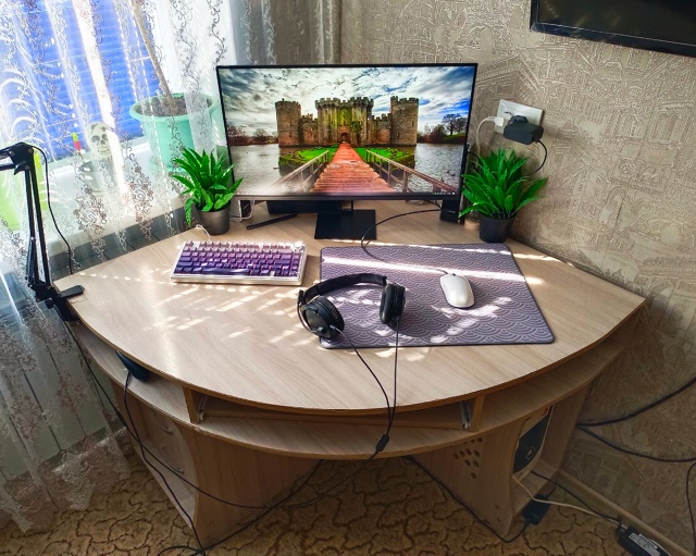 Продам угловой компьютерный стол 90х90х75. Цена 1500 руб. Вс...