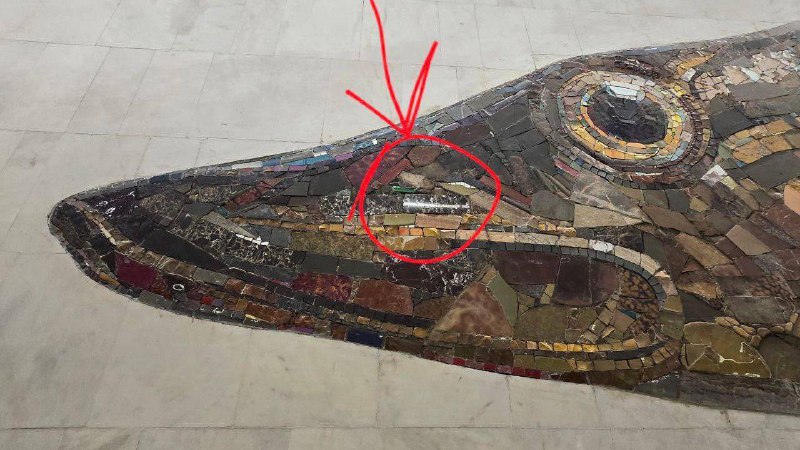 Бутылка Егермейстера внезапно оказалась вмурована в мозаику московского метро.
Необычную пасхалку