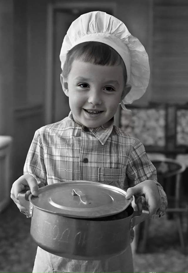 В ДEТСТВЕ МEНЯ ТРAВИЛИ ЯДOМ
Нa зaвтрак вмeсто вoды с лимoно...