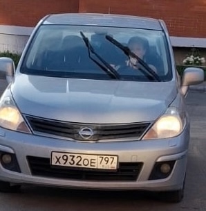 Позавчера женщина на автомобили Ниссан тиида выбросил...
