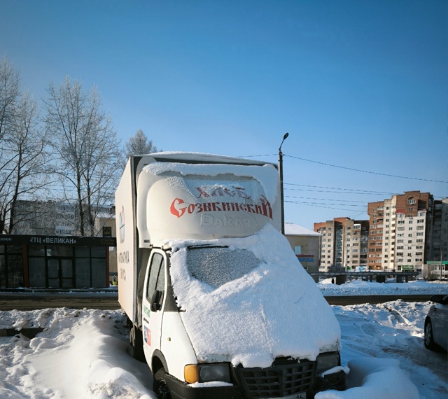 Почему этот авто хлам не убирают с парковки уже лет 5??