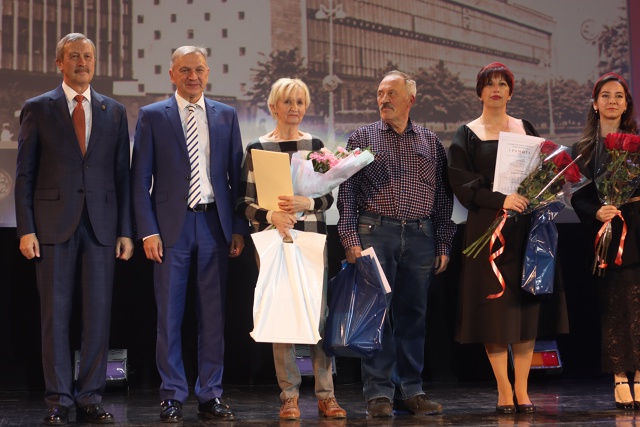 Властелины времени
По семейному тепло и душевно, про?...